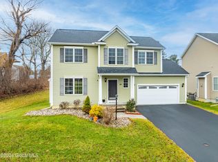 93 Waverly Cir, Watervliet, NY 12189