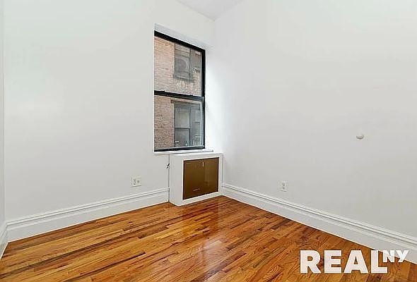 2nd image of 160 Waverly Pl #31