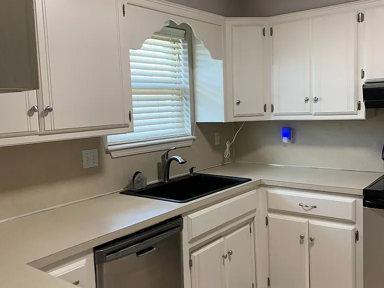 517 Post Oak Ln — Photo 9