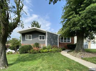 39 W Bayview Ave, Englewood Cliffs, NJ 07632