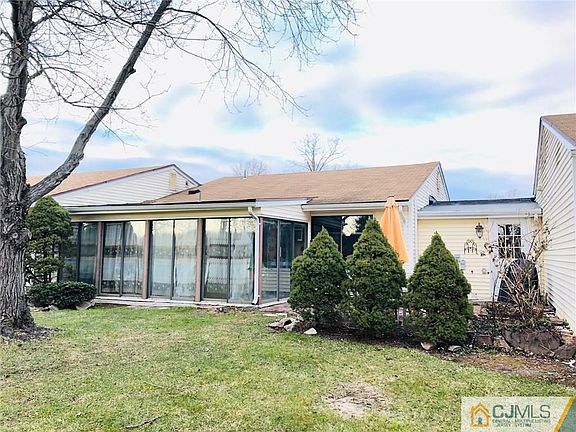 5th image of 60B Essex Rd #60B