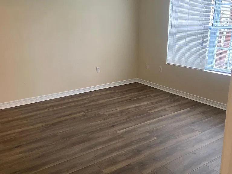 102 Corwin Dr — Photo 6