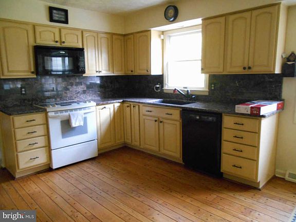 3rd image of 8235 Fairwood Dr