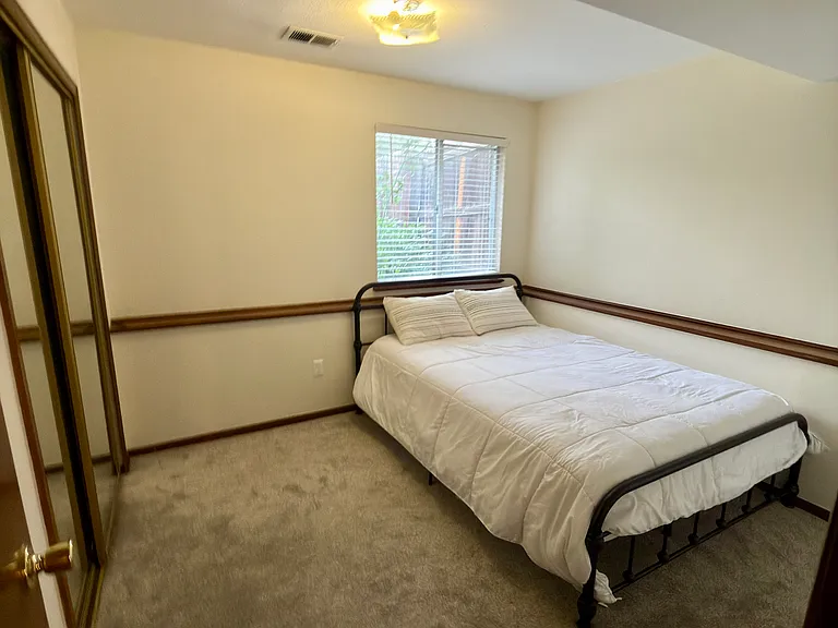 Downstairs bedroom: good size bedroom, bright, good closet space