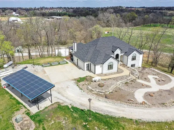 1605 Washington St, Tonganoxie, KS 66086