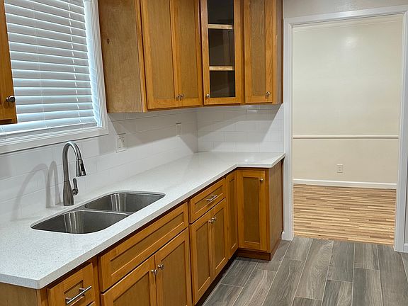 4th image of 12743 Oxnard St