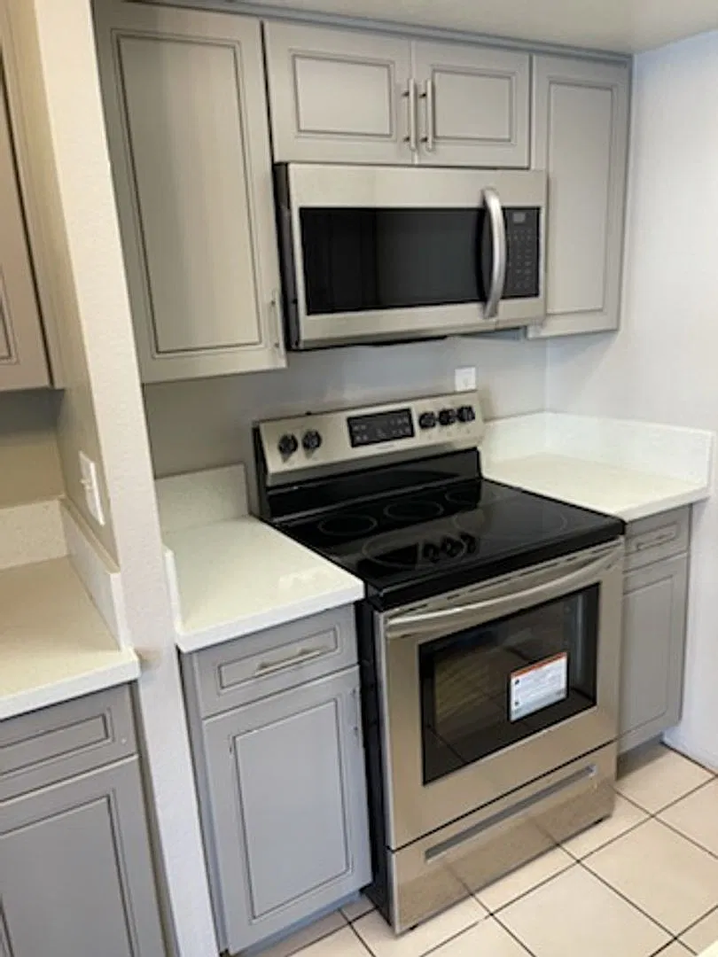 Russell Court Apartments — Photo 2
