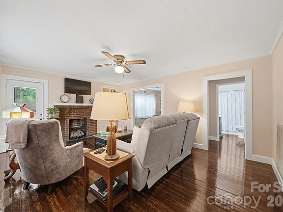 4th image of 431 W 20th St