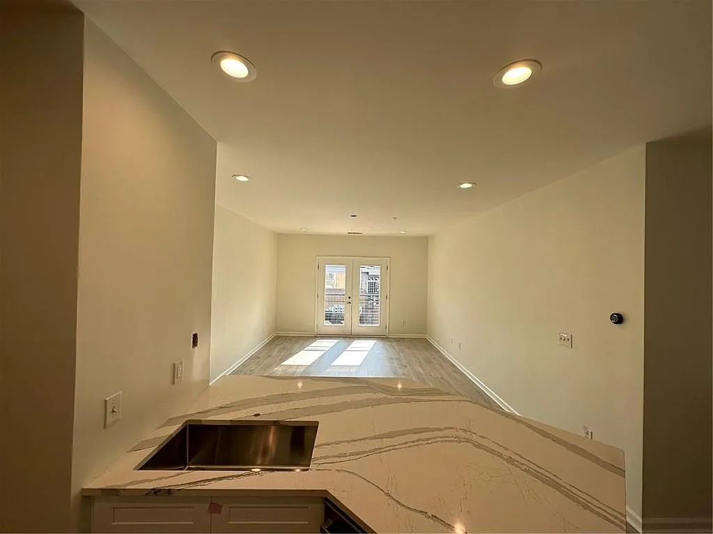 1 bed, 1.0 bath, 800 sqft, $2,100 — Photo 3