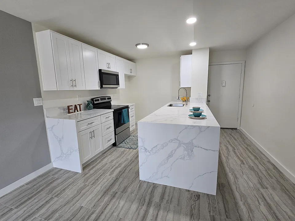 Upgraded Orange 1 Bedrooms