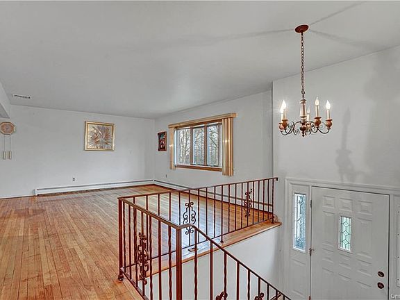2nd image of 3385 Deerhaunt St