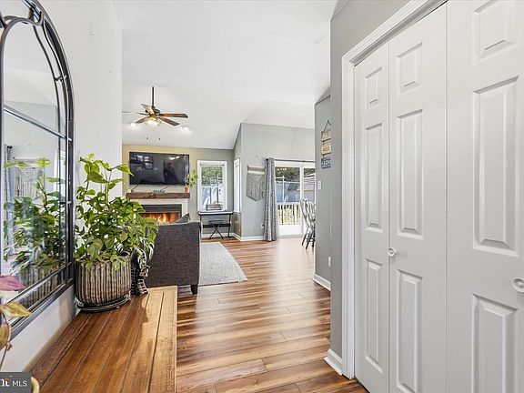3rd image of 515 Coral Ln