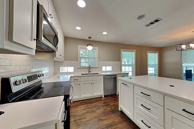 3 bed, 2.0 bath, 1704 sqft, $3,000 — Photo 3