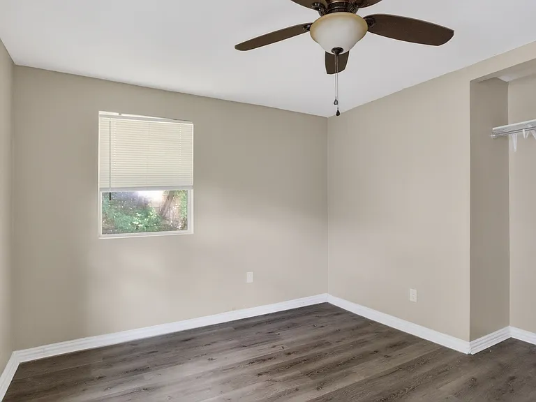 2520 N Hickory St — Photo 22