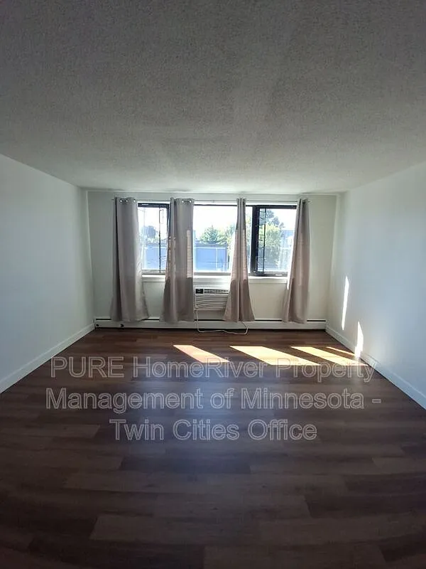 1 bed, 1.0 bath, 656 sqft, $1,300 — Photo 2
