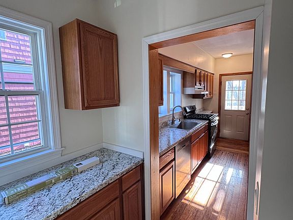 4th image of 14 Stanley Ave #1