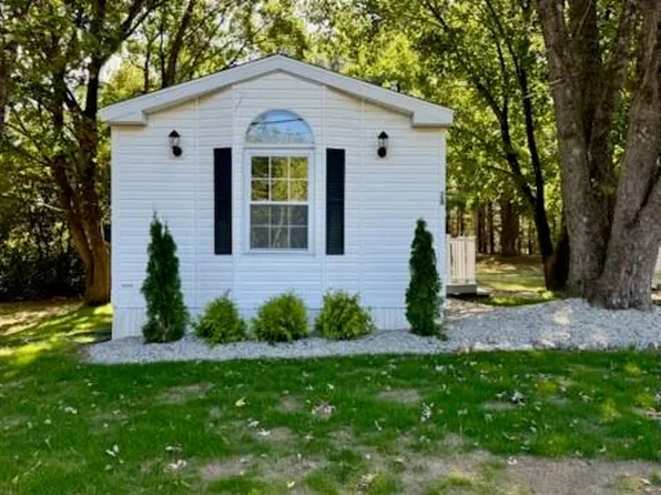 28 Airport Rd, Coventry, RI 02816