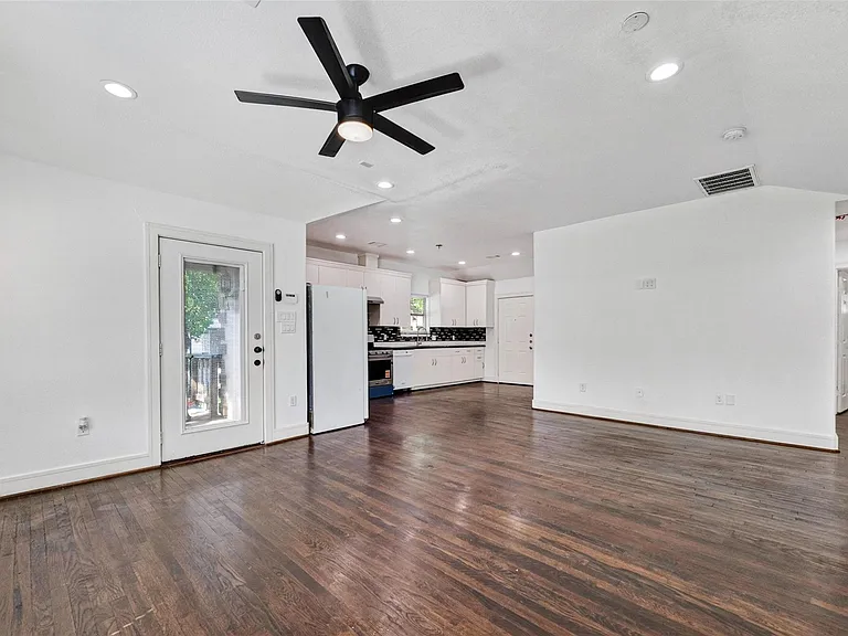 7030 Sidney St — Photo 7