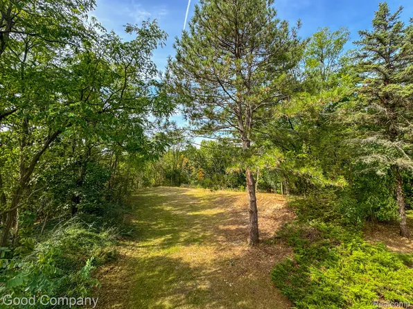 207 Pinnacle Dr, Lake Orion, MI 48360