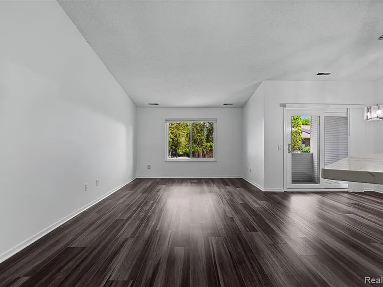 6680 Ridgefield Cir — Photo 9