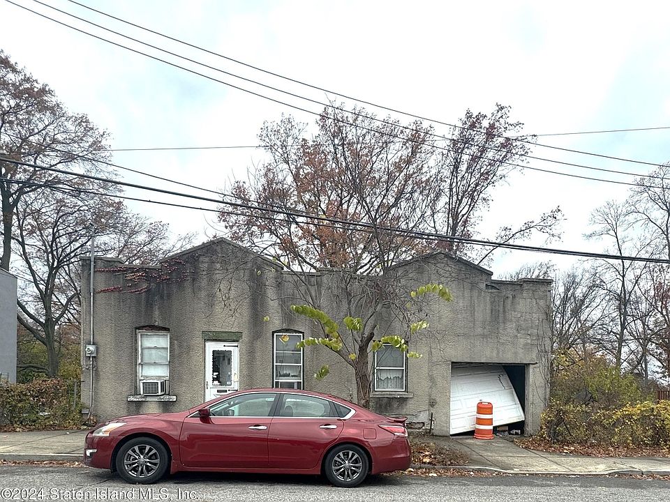 1st image of 26 Shaughnessy Ln