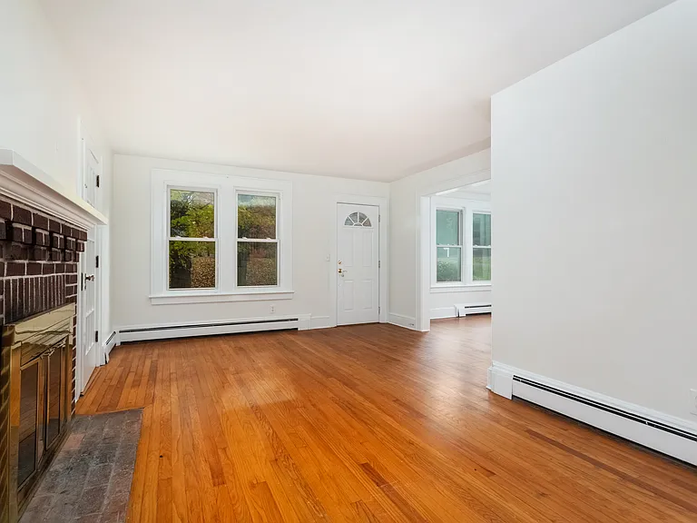 31 Hillandale Rd — Photo 12