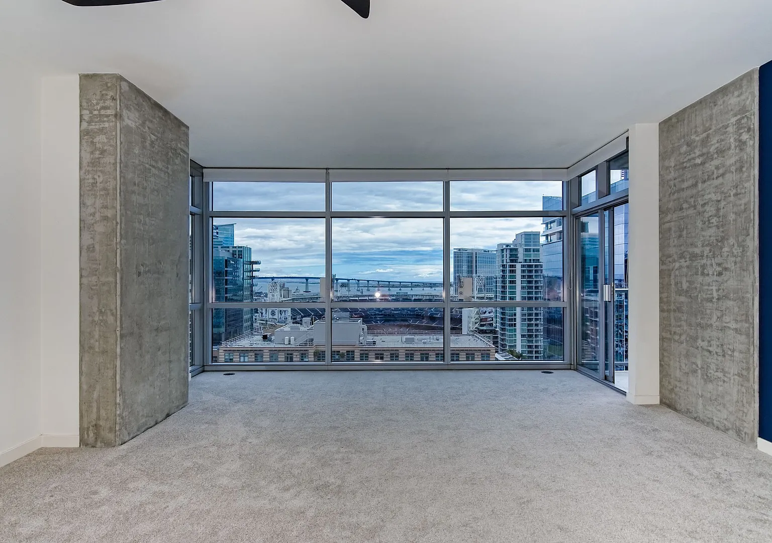 Large 2bed/2ba Condo at The Mark with amazing views! — Photo 2
