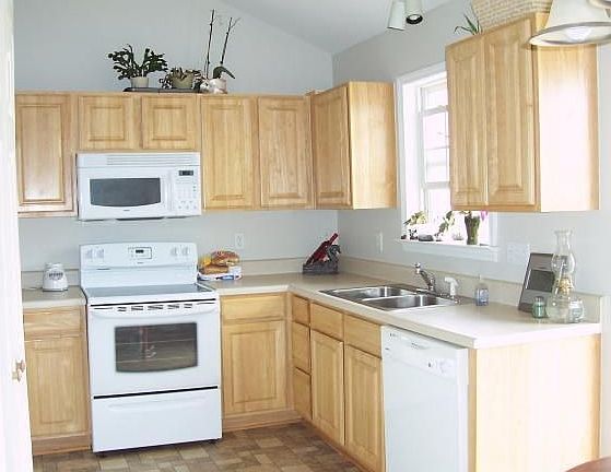 Kitchen/dining with pantry