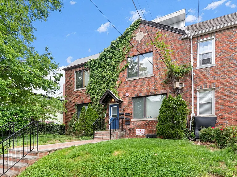 708 Irving St NE #202 — Photo 4