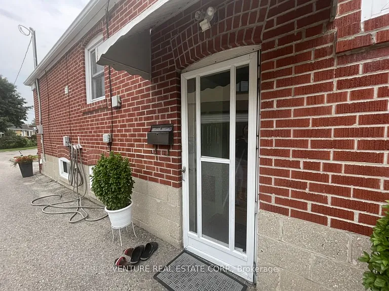 Greylawn Cres — Photo 2