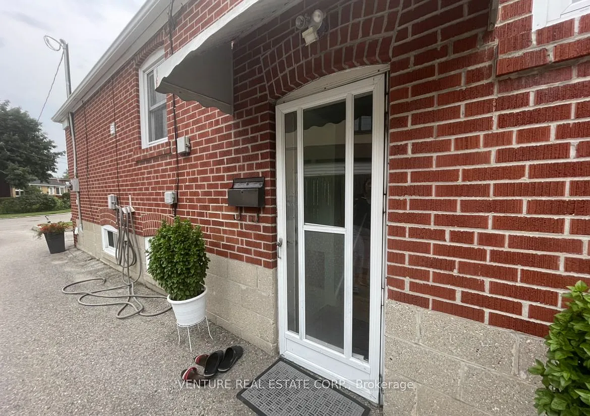 Building Photo - Greylawn Cres