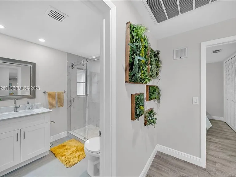 1138 N Lucerne Ave — Photo 16
