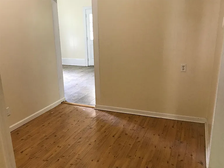 921 Lincoln St — Photo 4