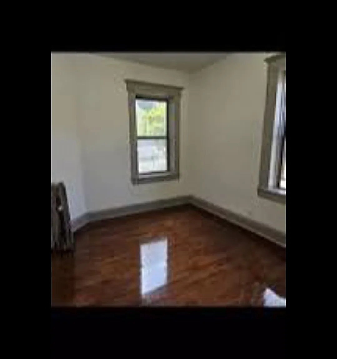 3 bed, 1300 sqft, $2,500 — Photo 2