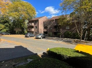 166 Old Brookfield Rd #20B2, Danbury, CT 06810