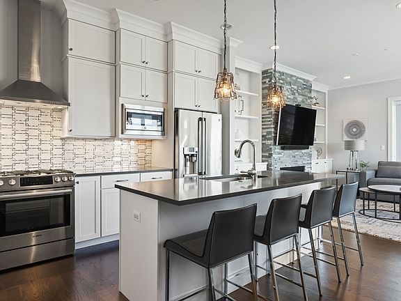 4th image of 5820 N Clark St #301