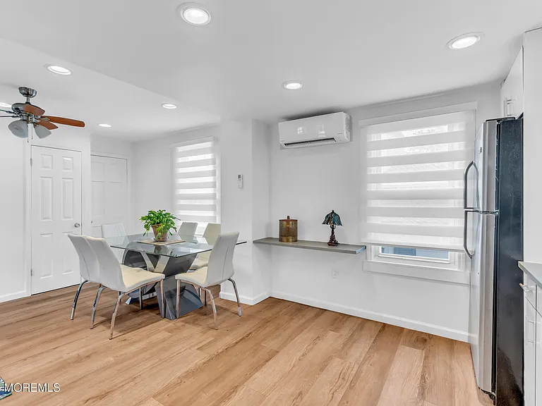 323 Roosevelt Ave — Photo 10