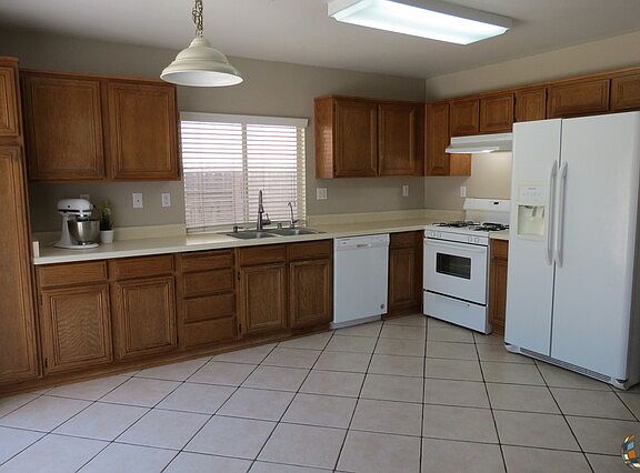 4th image of 671 Silverwood St