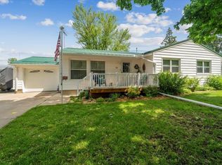 511 5th St SE, Oelwein, IA 50662