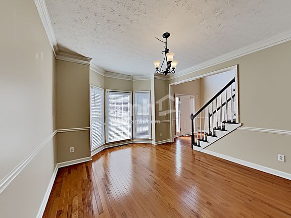 4th image of 303 Lismore Ter