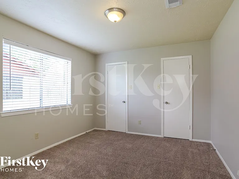 2118 Knollbrook Ln — Photo 11