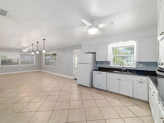 5th image of 204 SE 31st Ave