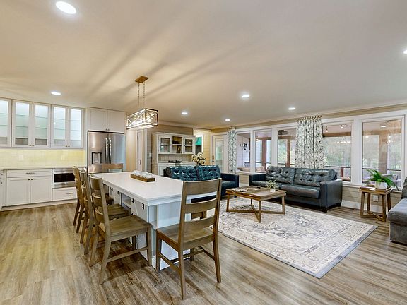 3rd image of 675 Lakeway Dr