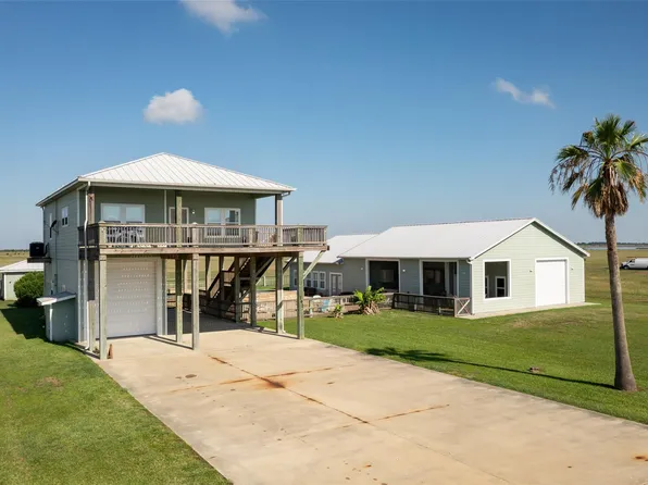 742 Bay Dr, Palacios, TX 77465