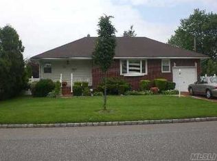 126 E 2nd St, Deer Park, NY 11729