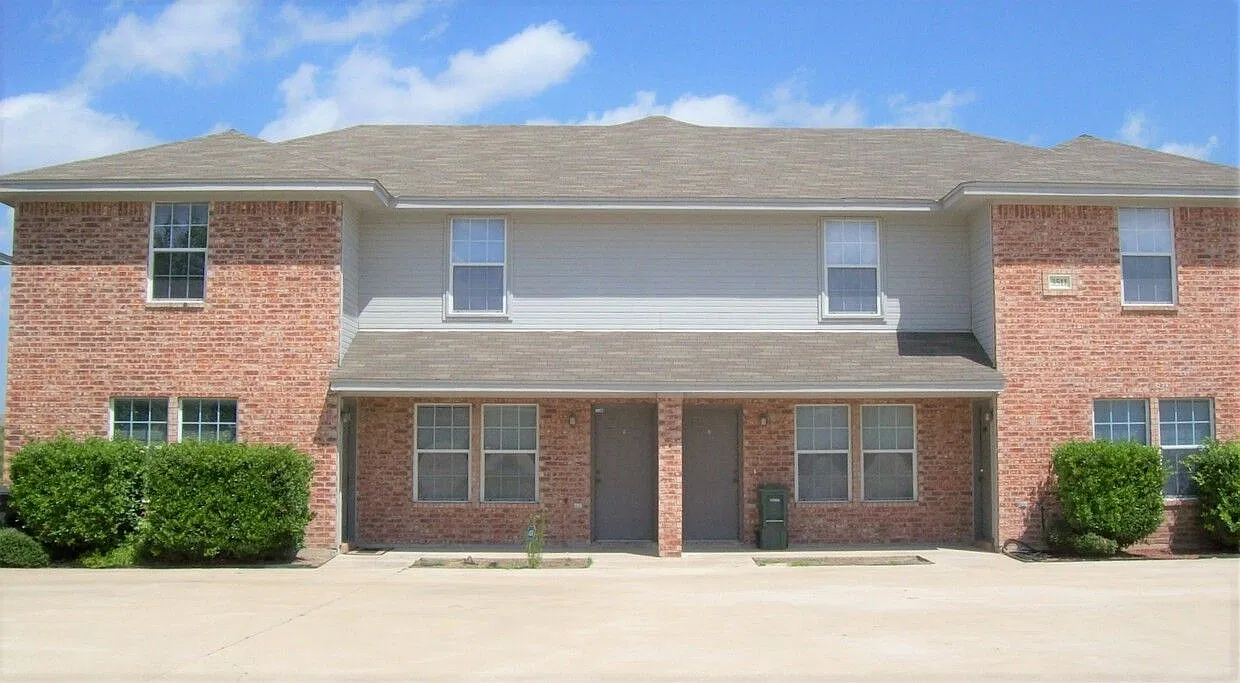 2 bed, 1.5 bath, 1050 sqft, $900 — Photo 1