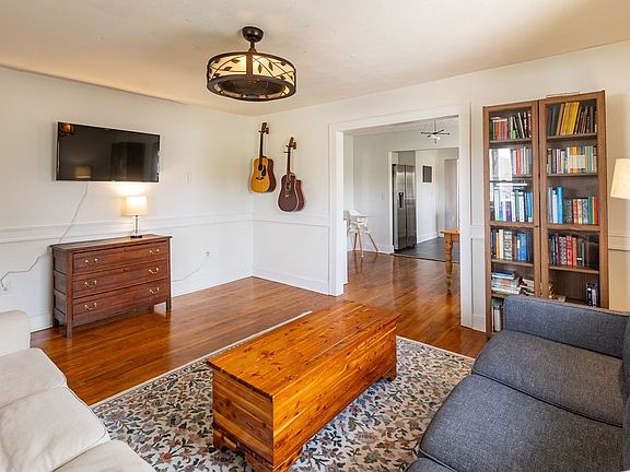 3rd image of 335 N Centerpoint Rd