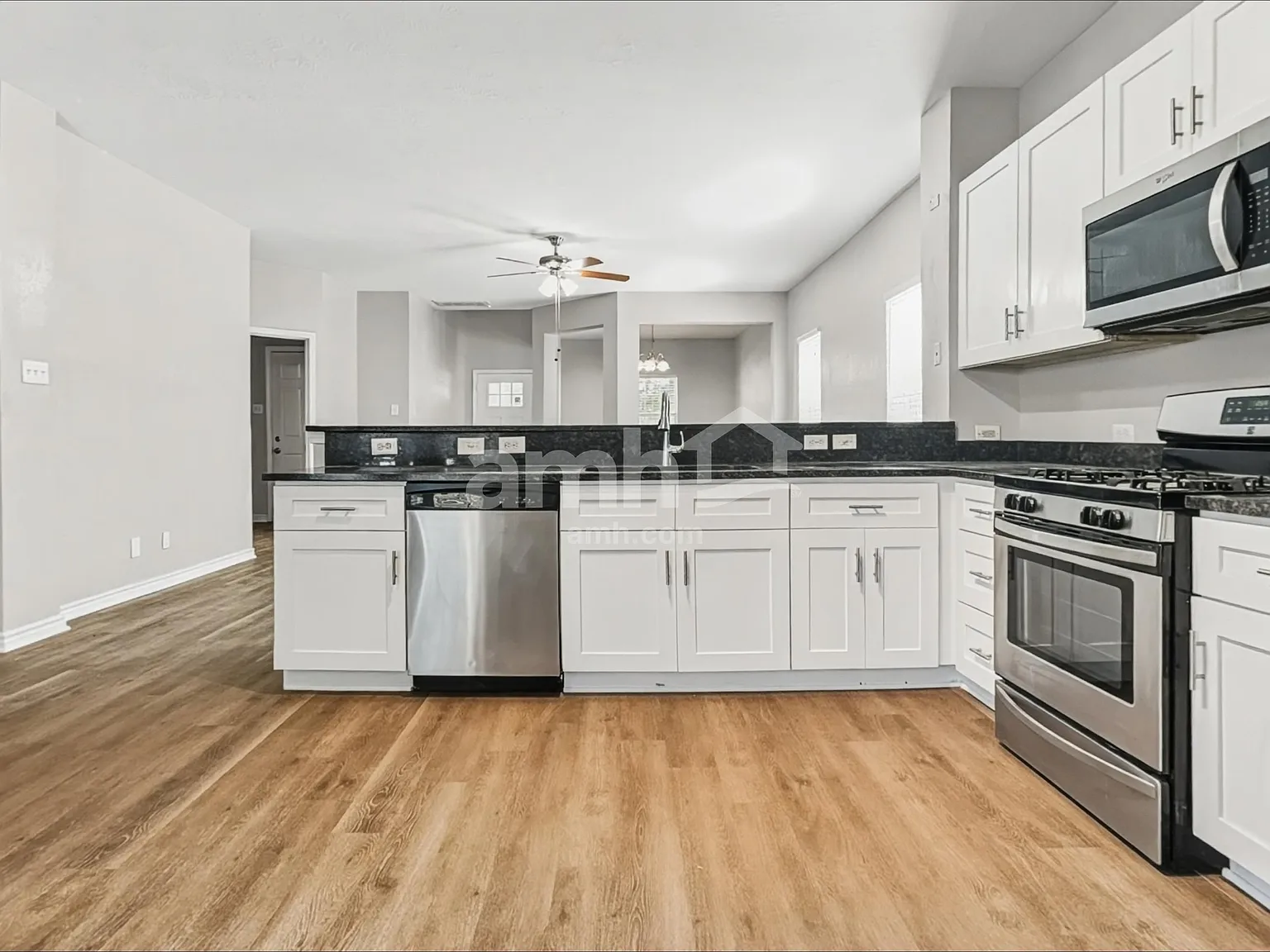 4 bed, 2.5 bath, 2288 sqft, $2,415 — Photo 4
