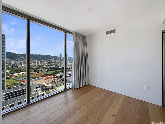 3rd image of 1001 Queen St #2015