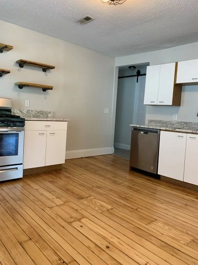 2471 W11 — Photo 2